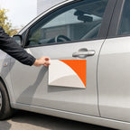 Magnetschild mit Druck wird an die Autotür gesetzt