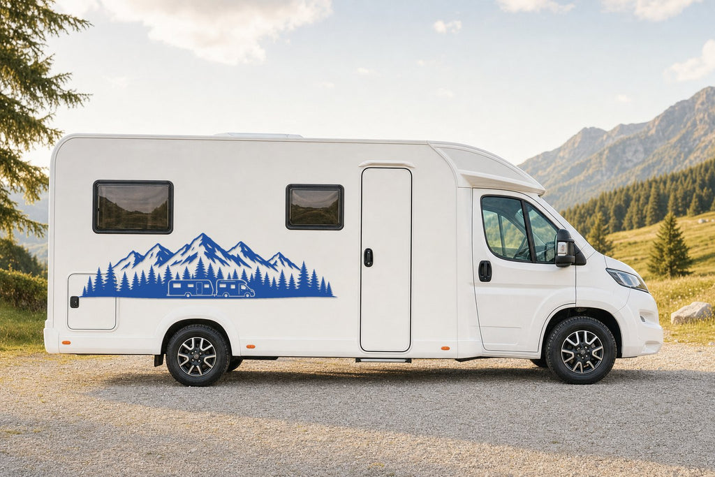 Seitenaufkleber „Bergpanorama mit Wald“ in Blau am Wohnmobil