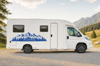 Seitenaufkleber „Bergpanorama mit Wald“ in Blau am Wohnmobil