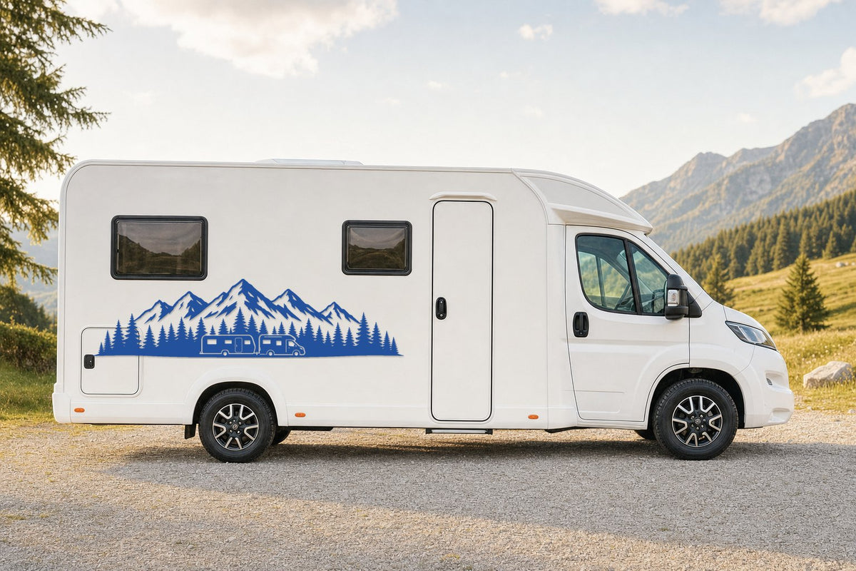 Seitenaufkleber „Bergpanorama mit Wald“ in Blau am Wohnmobil