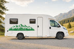 Seitenaufkleber „Bergpanorama mit Wald“ in Grün am Wohnmobil