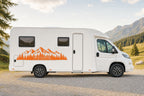 Seitenaufkleber „Bergpanorama mit Wald“ in Orange am Wohnmobil