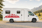 Seitenaufkleber „Bergpanorama mit Wald“ in Rot am Wohnmobil
