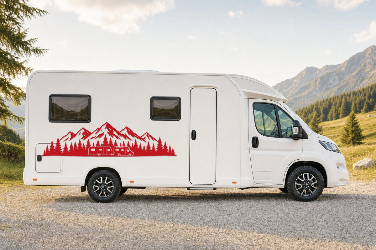 Seitenaufkleber „Bergpanorama mit Wald“ in Rot am Wohnmobil