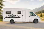Seitenaufkleber „Bergpanorama mit Wald“ in Schwarz am Wohnmobil