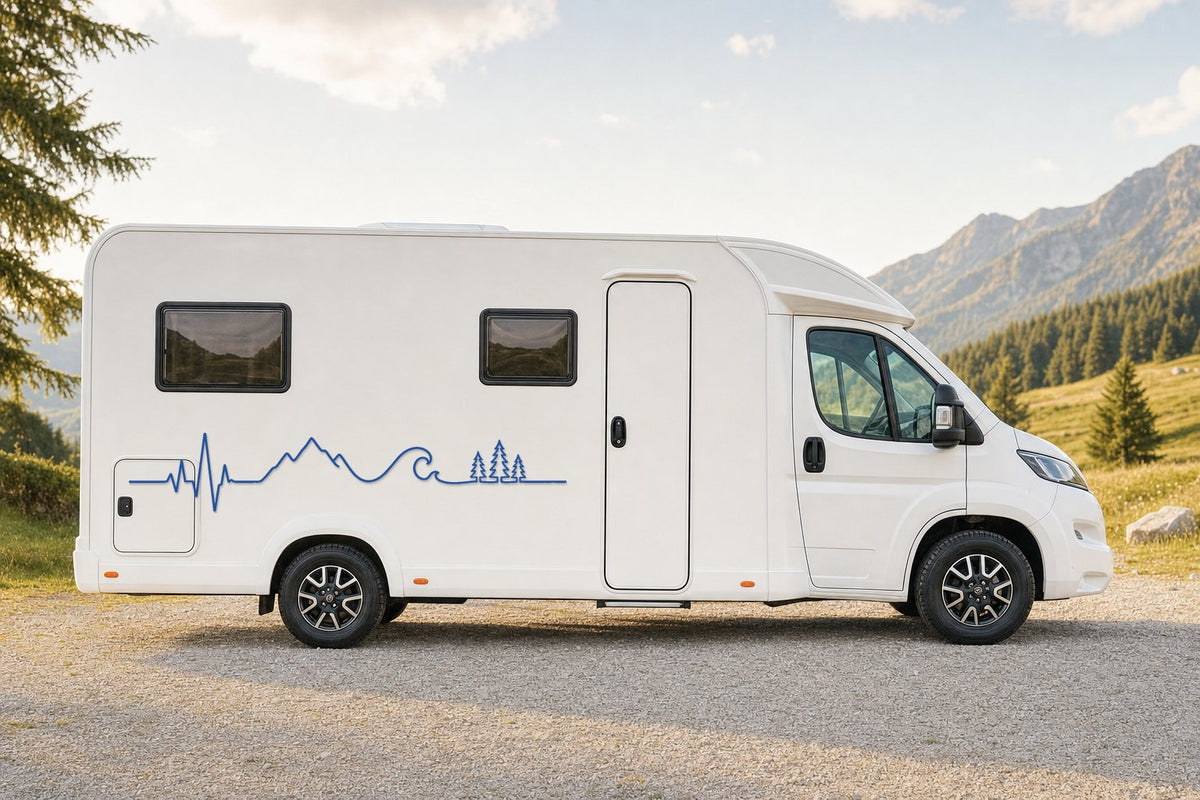 Seitenaufkleber „Herzschlag Berge & Meer“ in Blau am Wohnmobil