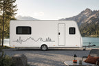 Seitenaufkleber „Herzschlag Berge & Meer“ am Wohnwagen
