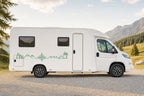 Seitenaufkleber „Kompass & Meer“ in Grün am Wohnmobil