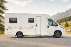 Seitenaufkleber „Kompass & Meer“ in Orange am Wohnmobil