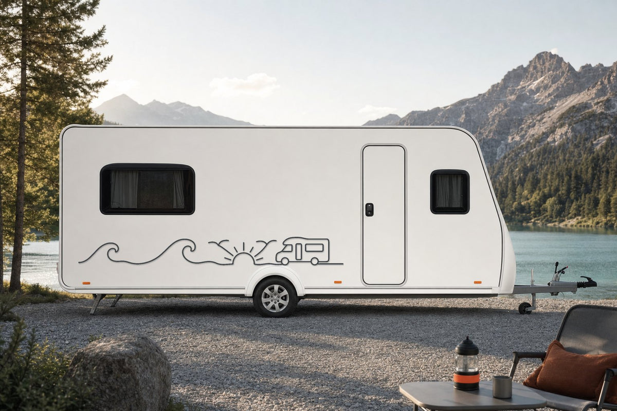 Seitenaufkleber „Welle & Sonne“ am Wohnwagen