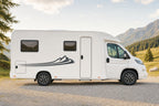 Seitenaufkleber „Swoosh mit Bergen“ in Anthrazit am Wohnmobil