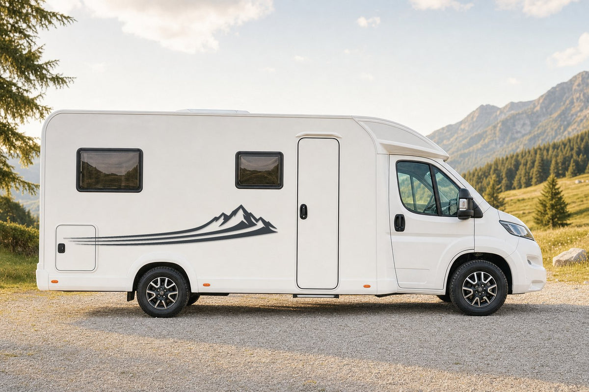 Seitenaufkleber „Swoosh mit Bergen“ in Anthrazit am Wohnmobil