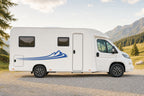Seitenaufkleber „Swoosh mit Bergen“ in Blau am Wohnmobil
