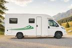 Seitenaufkleber „Swoosh mit Bergen“ in Grün am Wohnmobil