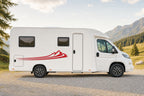 Seitenaufkleber „Swoosh mit Bergen“ in Rot am Wohnmobil