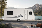 Seitenaufkleber „Swoosh mit Bergen“ am Wohnwagen