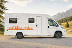 Seitenaufkleber „Wald mit Hirsch“ in Orange am Wohnmobil