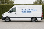 Transporter mit blauer Beschriftung, Beispiel Malerbetrieb