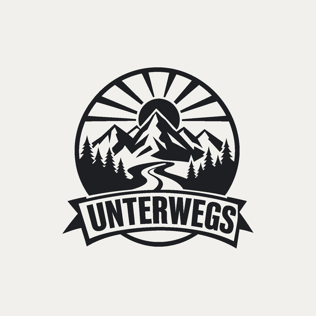 Heck-Aufkleber „Unterwegs“ mit Bergen und Sonne, Motiv