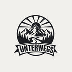 Heck-Aufkleber „Unterwegs“ mit Bergen und Sonne, Motiv