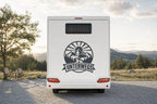 Heck-Aufkleber „Unterwegs“ mit Bergen und Sonne in Anthrazit am Wohnmobil