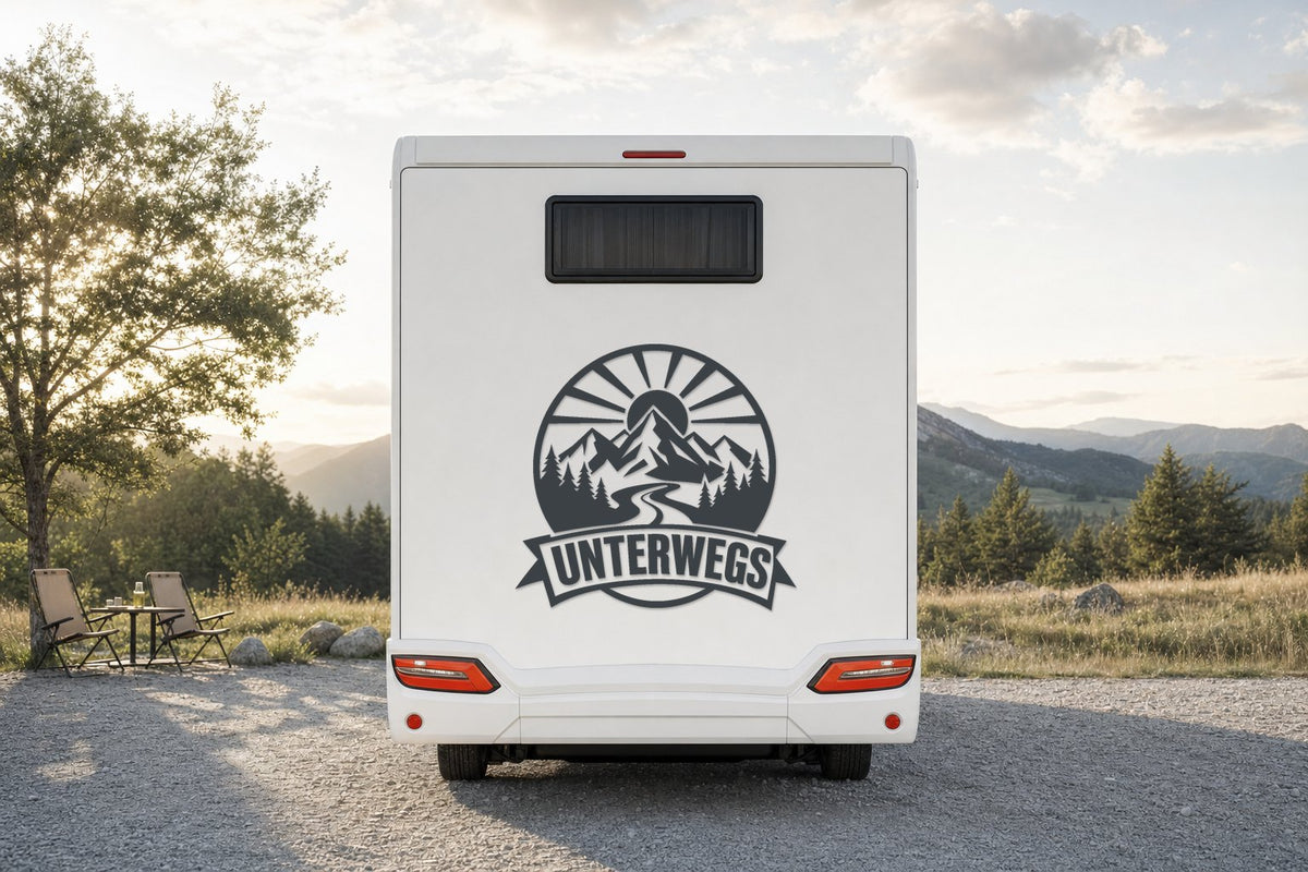 Heck-Aufkleber „Unterwegs“ mit Bergen und Sonne in Anthrazit am Wohnmobil