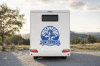 Heck-Aufkleber „Unterwegs“ mit Bergen und Sonne in Blau am Wohnmobil
