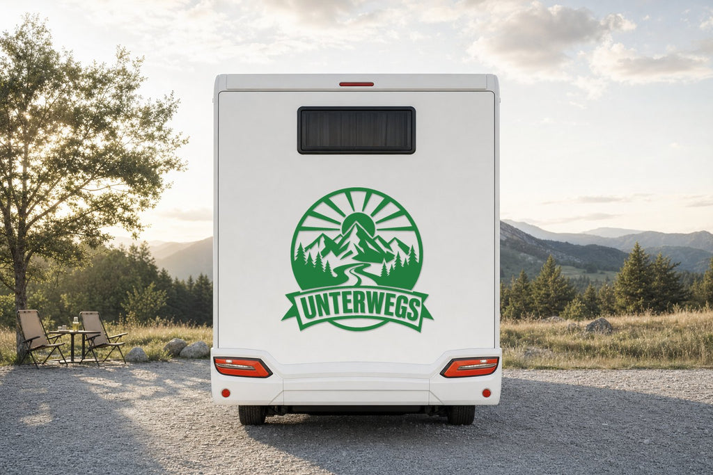 Heck-Aufkleber „Unterwegs“ mit Bergen und Sonne in Grün am Wohnmobil