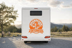 Heck-Aufkleber „Unterwegs“ mit Bergen und Sonne in Orange am Wohnmobil