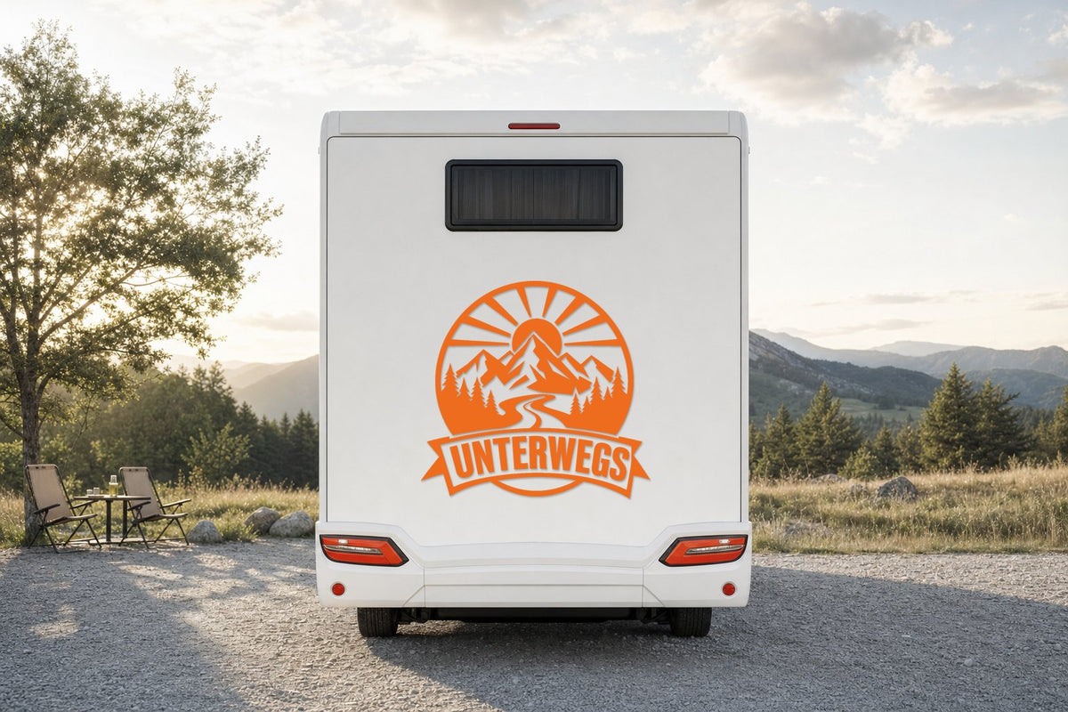 Heck-Aufkleber „Unterwegs“ mit Bergen und Sonne in Orange am Wohnmobil