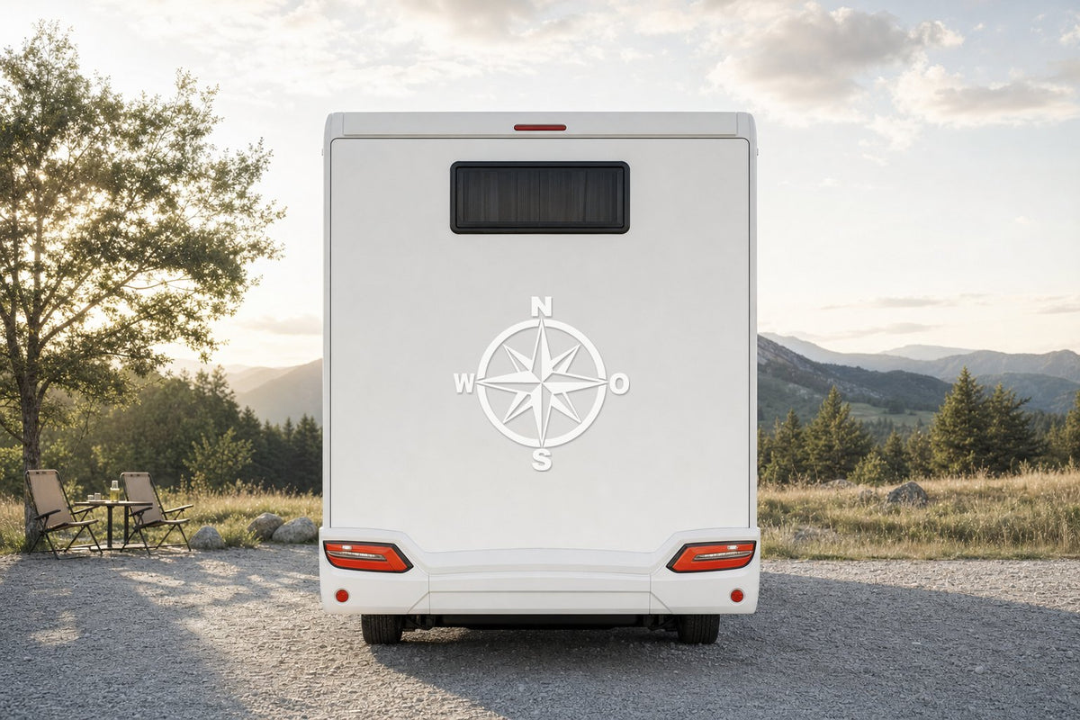 Kompass-Aufkleber Windrose fürs Wohnmobil in Weiß am Wohnmobil