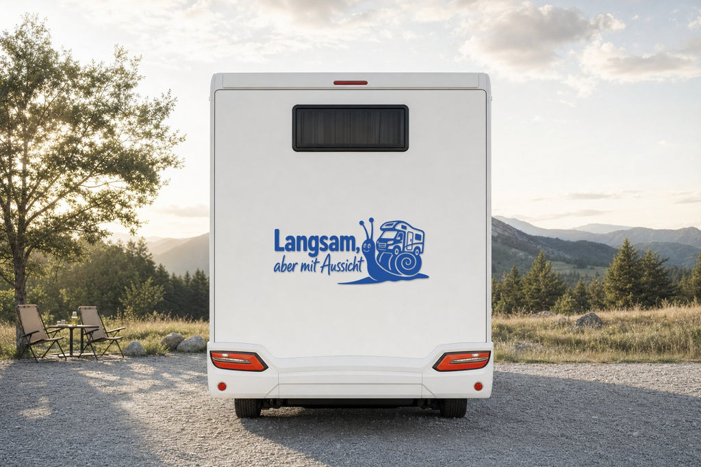 Wohnmobil-Aufkleber „Langsam, aber mit Aussicht“ in Blau am Wohnmobil
