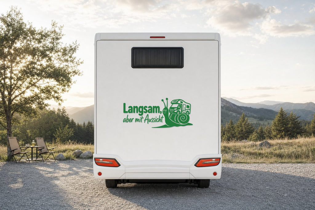 Wohnmobil-Aufkleber „Langsam, aber mit Aussicht“ in Grün am Wohnmobil