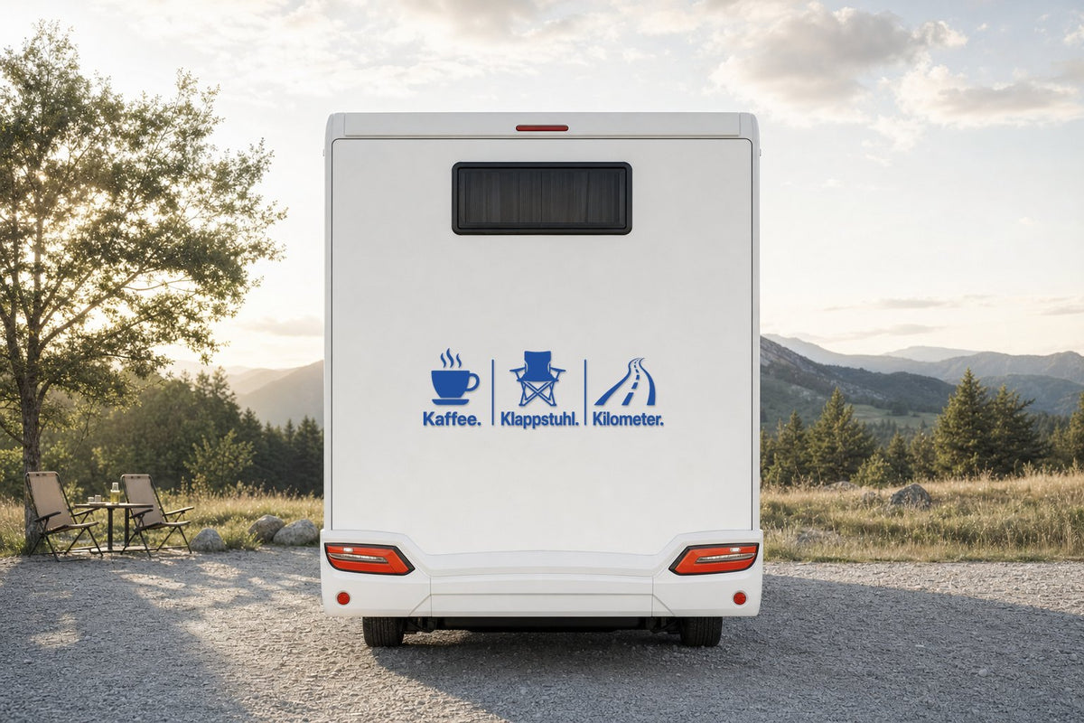 Wohnmobil-Aufkleber „Kaffee. Klappstuhl. Kilometer.“ in Blau am Wohnmobil