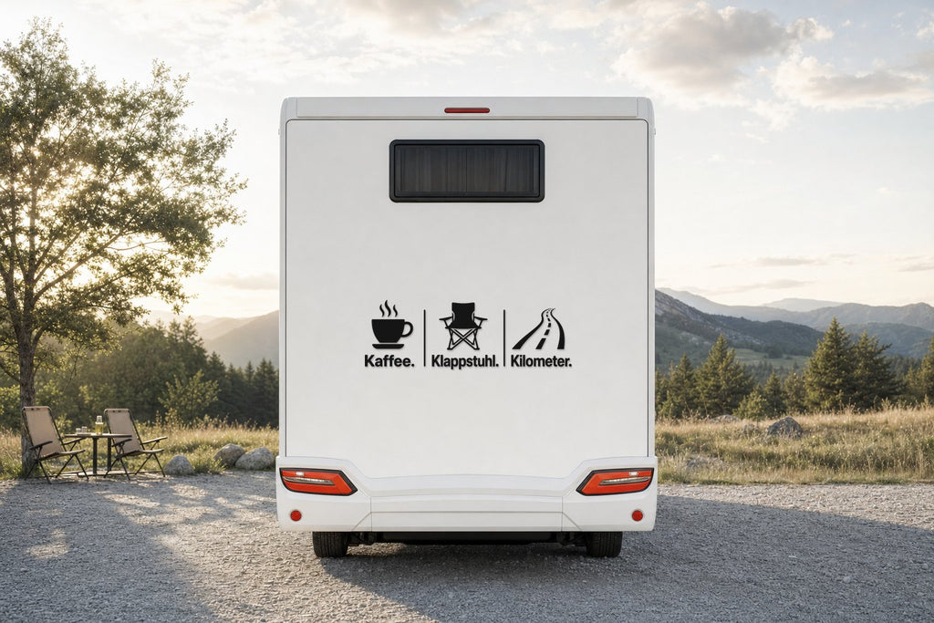 Wohnmobil-Aufkleber „Kaffee. Klappstuhl. Kilometer.“ in Schwarz am Wohnmobil