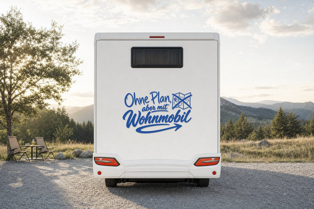 Wohnmobil-Aufkleber „Ohne Plan, aber mit Wohnmobil“ in Blau am Wohnmobil