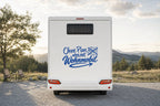 Wohnmobil-Aufkleber „Ohne Plan, aber mit Wohnmobil“ in Blau am Wohnmobil