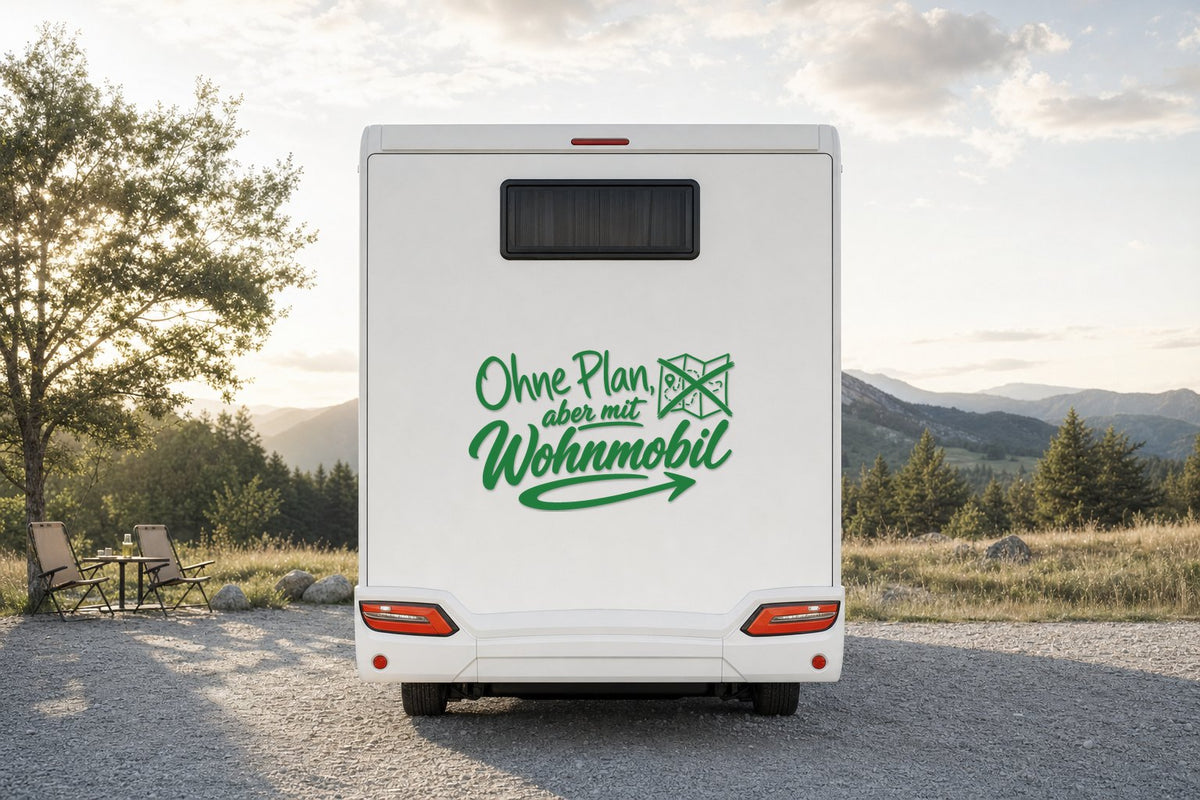 Wohnmobil-Aufkleber „Ohne Plan, aber mit Wohnmobil“ in Grün am Wohnmobil