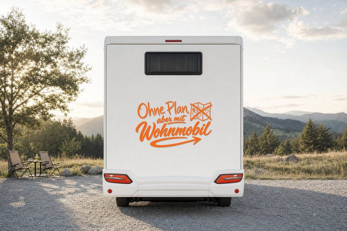 Wohnmobil-Aufkleber „Ohne Plan, aber mit Wohnmobil“ in Orange am Wohnmobil