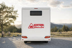 Wohnmobil-Aufkleber „Achtung: Urlaub an Bord“ in Rot am Wohnmobil