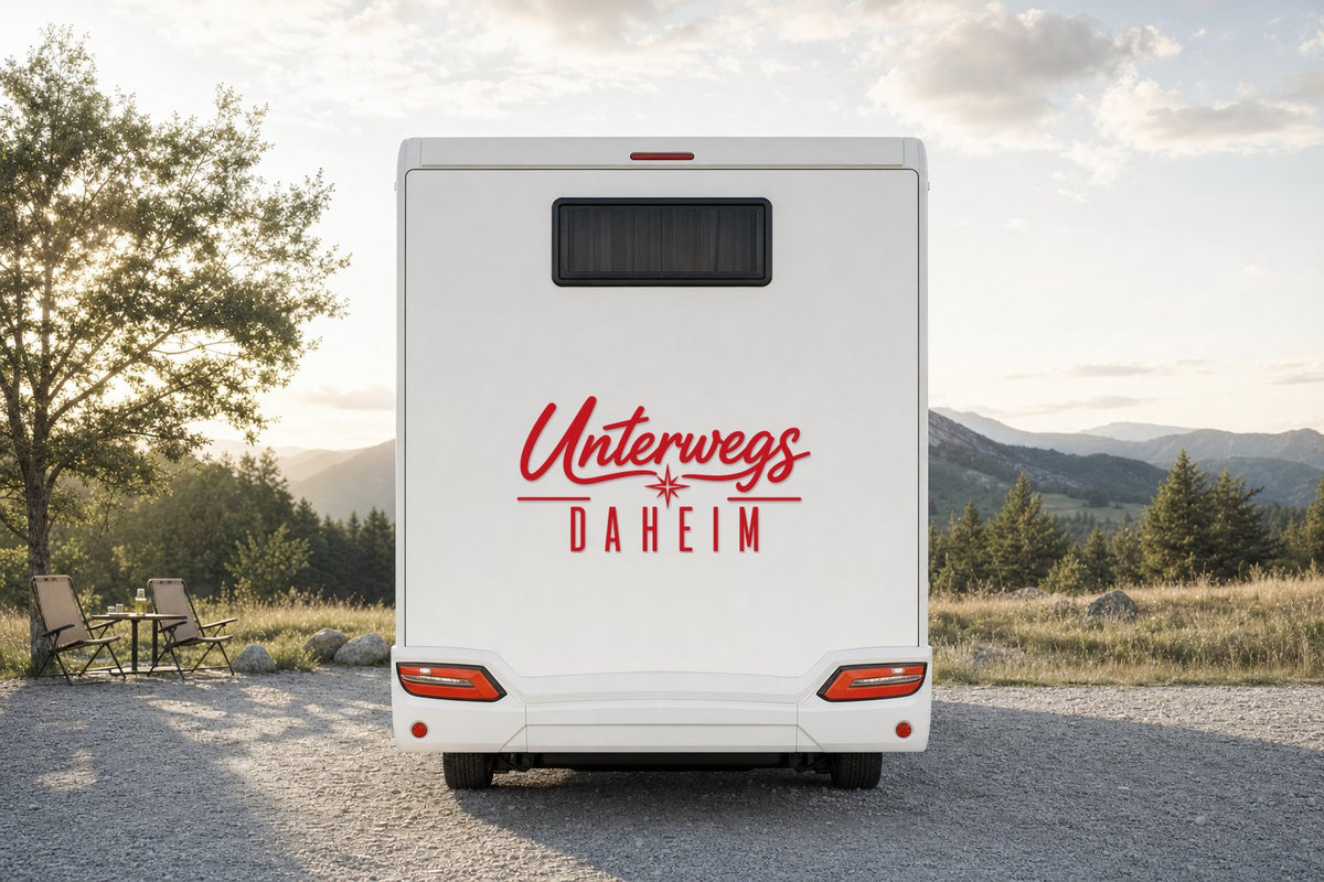 Wohnmobil-Aufkleber „Unterwegs daheim“ in Rot am Wohnmobil