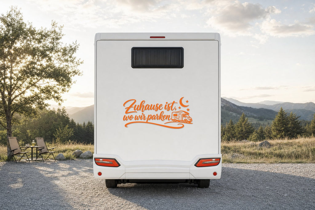Wohnmobil-Aufkleber „Zuhause ist, wo wir parken“ in Orange am Wohnmobil