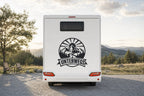 Heck-Aufkleber „Unterwegs“ mit Bergen und Sonne am Wohnmobil