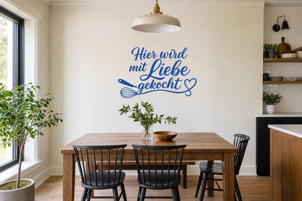 Wandtattoo „Hier wird mit Liebe gekocht“ in Blau an der Wand