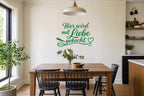 Wandtattoo „Hier wird mit Liebe gekocht“ in Grün an der Wand