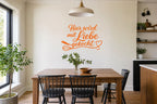 Wandtattoo „Hier wird mit Liebe gekocht“ in Orange an der Wand