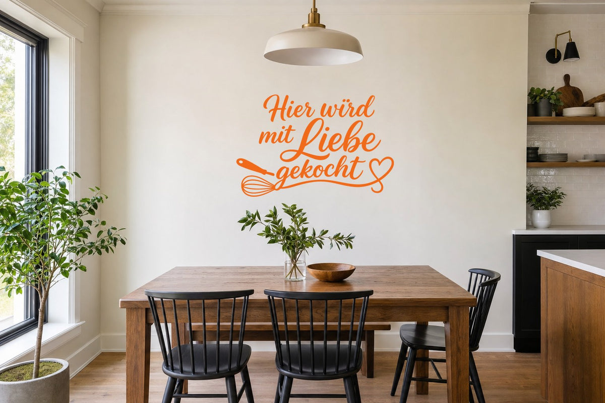 Wandtattoo „Hier wird mit Liebe gekocht“ in Orange an der Wand