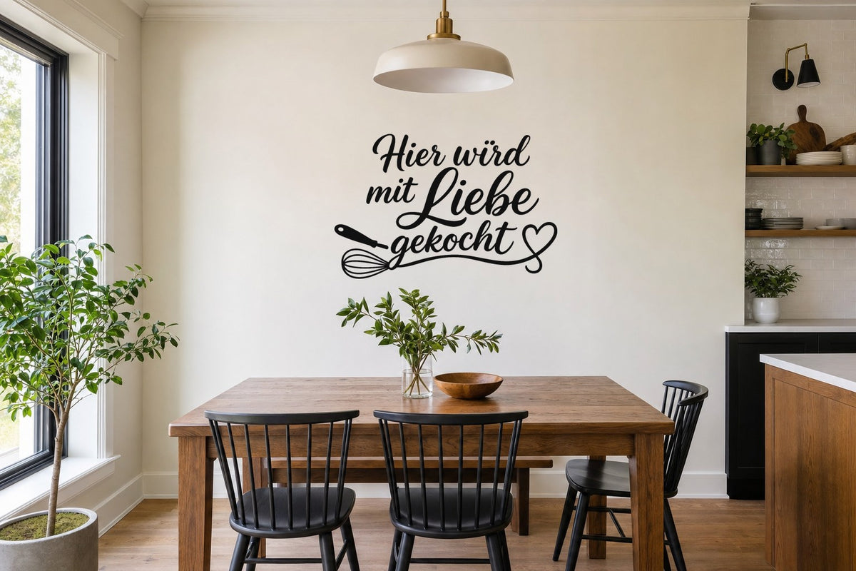 Wandtattoo „Hier wird mit Liebe gekocht“ in Schwarz an der Wand