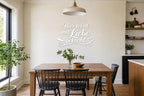 Wandtattoo „Hier wird mit Liebe gekocht“ in Weiß an der Wand