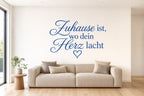 Wandtattoo „Zuhause ist, wo dein Herz lacht“ in Blau an der Wand